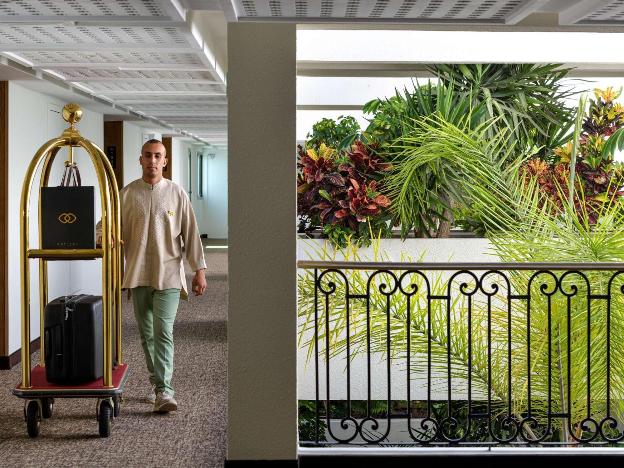 Sofitel Agadir Royal Bay Resort Exterior photo A bellboy at work
